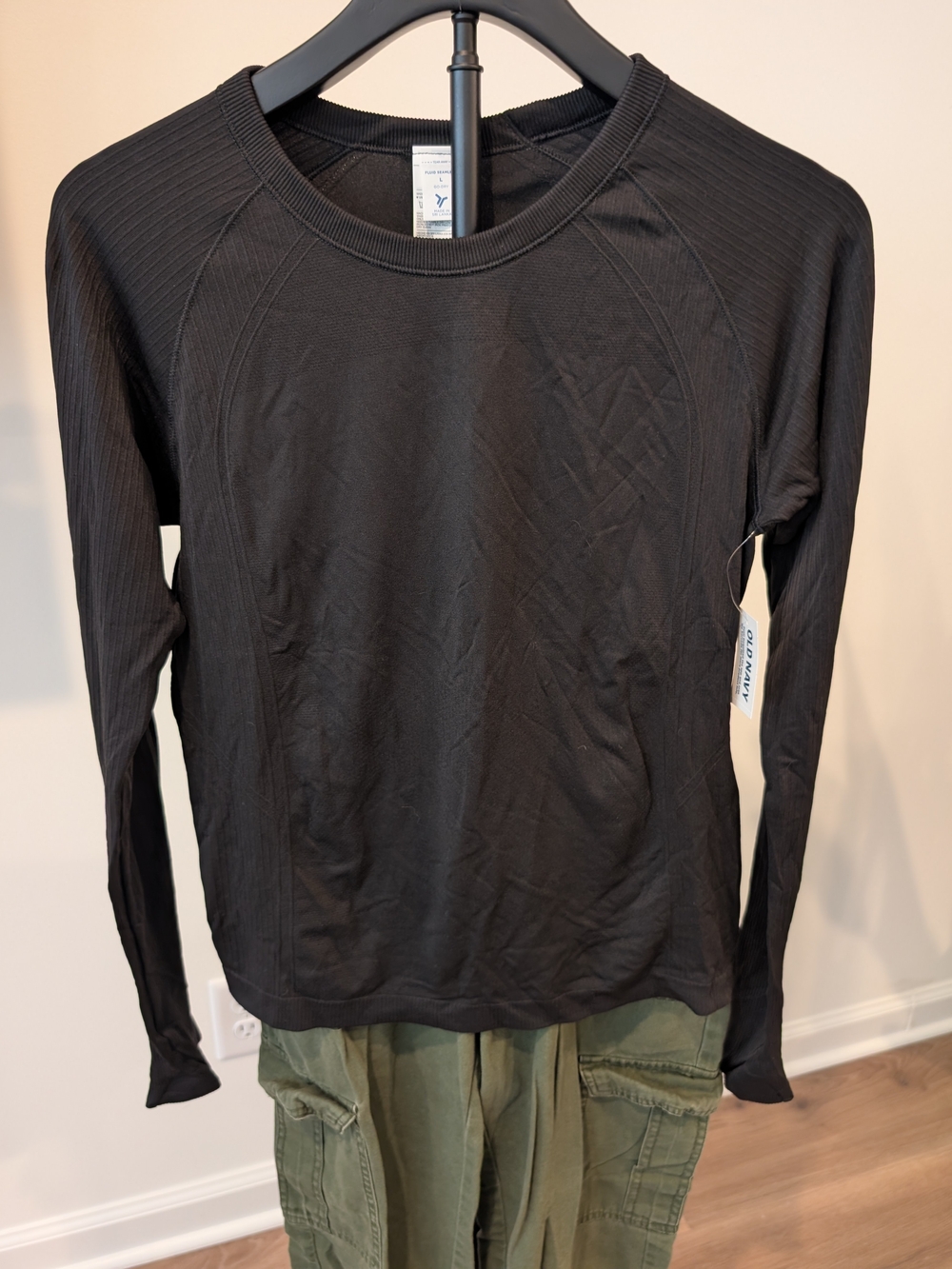NWT Old Navy Go-Dry Fluid Seamless Crew Neck Long Sleeve Pullover Top Black L